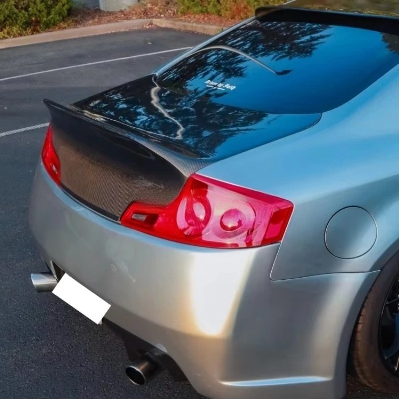 High Quality Wet Carbon Fiber V1 CLS  Style Two-Door Rear Trunk Cover for Infiniti G35